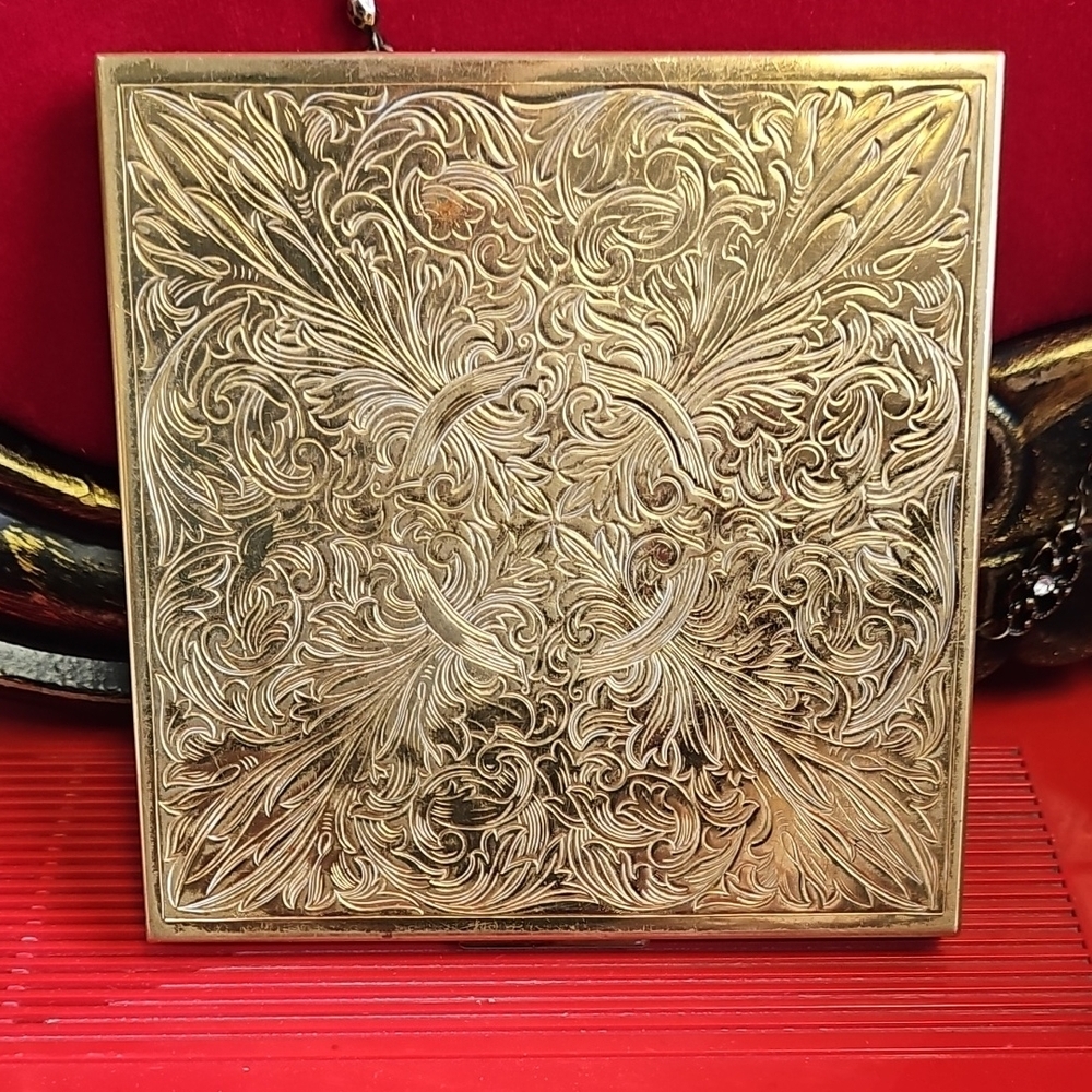 Elegant Gold Square Compact